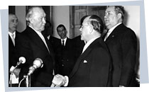 Bundestagspräsident Gerstenmaier gratuliert Bundeskanzler Dr. Adenauer zu dessen 80. Geburtstag; Rechte: dpa