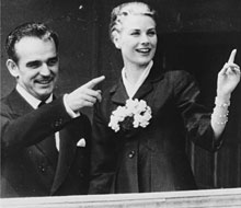 Fürst Rainier III. und Grace Kelly winken am 14. April 1956 vom Balkon des Schlosses; Rechte: AKG-Images
