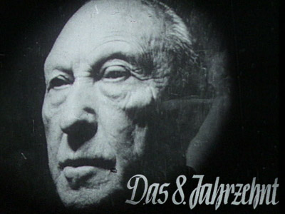 Konrad Adenauer und Schriftzug "Das 8. Jahrzehnt"; Rechte: WDR [M] Striewski