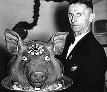 Ein Ober präsentiert einen Schweinekopf auf einem Tablett, Rechte: AKG-Images