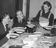 Familie am Mittagstisch; Rechte: AKG-Images
