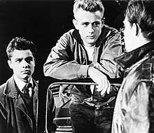 Filmszene mit James Dean und Filmpartnern; Rechte: AKG-Images