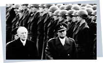 Dr. Adenauer vor den ersten Soldaten in Andernach; Rechte; AKG-Images