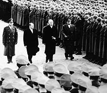 Dr. Adenauer vor den ersten Soldaten in Andernach; Rechte; AKG-Images