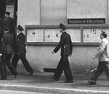 Polizisten vor dem Gebäude der "Sozialistischen Volkszeitung"; Rechte: dpa in Frankfurt/M.; Rechte: dpa