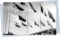 Am 9. Mai 1955 wird vor dem Hauptquartier der NATO in Paris die schwarz-rot-goldene Fahne gehit; Rechte: dpa