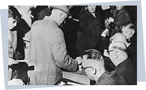 Stimmabgabe in einem Wahllokal zur Volksabstimmung im Saarland im Jahr 1955; Rechte: AKG-Images