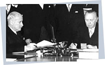 Jean Andr Franois-Poncet (links) und Dr. Konrad Adenauer beim Unterzeichnen der Ratifikationsurkunden am 5. Mai 1955; Rechte: dpa