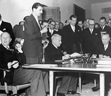 Jean André François-Poncet (Mitte) beim Unterzeichnen der Ratifikationsurkunden am 5. Mai 1955; Rechte: dpa