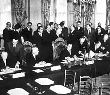 Bundeskanzler Dr. Adenauer (links) bei der Unterzeichnung der Verträge am 23. Oktober 1954 in Paris; Rechte: dpa