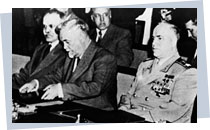 Die sowjetische Delegation am Verhandlungstisch am 13. Mai 1955 in Warschau; Rechte: AKG-Images