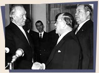 Bundestagspräsident Gerstenmaier gratuliert Bundeskanzler Dr. Adenauer zu dessen 80. Geburtstag; Rechte: dpa