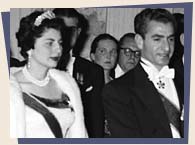Kaiserin Soraya und Schah Reza Pahlewi im Empfangssaal von Schlo Benrath; Rechte: dpa