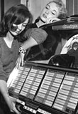 Junge Frauen an einer Jukebox; Rechte: AKG-Images