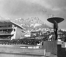 Blick auf Stadion und Flamme in Cortina d'Ampezzo; Rechte: dpa