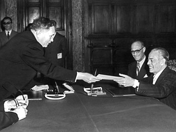 Der deutsche Wirtschaftsminister Anton Storch (links) und der italienische Auenminister Gaetano Martino nach der Unterzeichnung des Anwerbeabkommens; Rechte: dpa