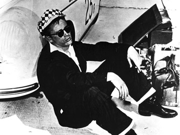 James Dean vor seinem Porsche sitzend; Rechte: AKG-Images