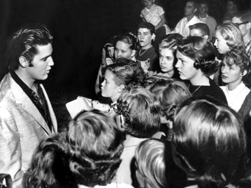 Elvis Presley von Fans umringt; Rechte: AKG-Images