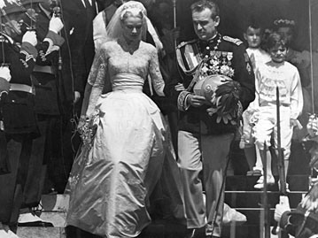 Grace Kelly und Fürst Rainier III. verlassen nach der Trauungszeremonie die Kathedrale von Monaco; Rechte: dpa