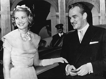 Grace Kelly mit Fürst Rainier III. Anfang April 1956; Rechte: AKG-Images