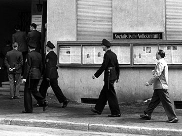 Alt-Text ist abgeschnitten. Richtig: Polizisten vor dem Gebude der "Sozialistischen Volkszeitung" in Frankfurt/M.; Rechte: dpa