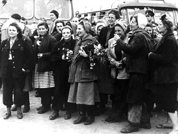 Heimkehrertransport mit deutschen Frauen im Auffanglager Friedland; Rechte: AKG-Images