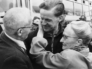 Eltern umarmen ihren aus Kriegsgefangenschaft heimgekehrten Sohn; Rechte: AKG-Images