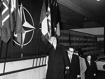 Ankunft von Dr. Adenauer (vorne) in Paris zur Sitzung des NATO-Rates; Rechte: AKG-Images