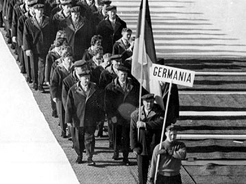 Der deutsche Bobfahrer Anderl Ostler trägt bei der Eröffnung der olympischen Winterspiele in Cortina d'Ampezzo die Fahne; Rechte: dpa