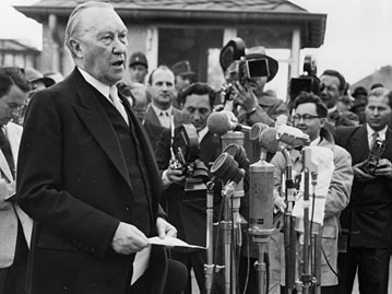 Bundeskanzler Dr. Adenauer verliest die Proklamation zur Souveränität im Garten des Palais Schaumburg; Rechte: AKG-Images