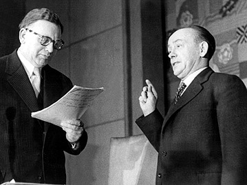 Ministerpräsident Fritz Steinhoff wird vereidigt; Rechte: dpa