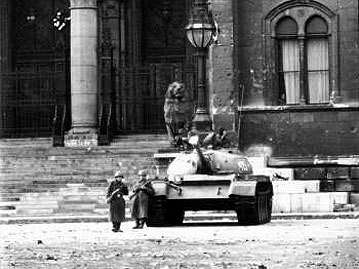 Russischer Panzer in Budapest; Rechte: AKG-Images