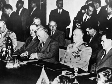 Die sowjetische Delegation am Verhandlungstisch in Warschau; Rechte: AKG-Images