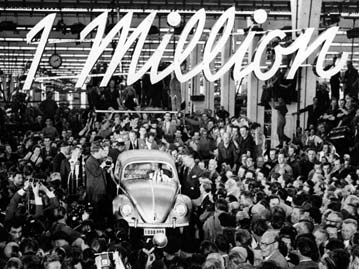 VW-Käfer und Mitarbeiter im Volkswagen-Werk im Mai 1955; Rechte: AKG-Images