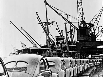 VW-Käfer werden auf ein Schiff geladen; Rechte: AKG-Images
