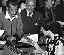 Eine junge Frau arbeitet in einer Bibliothek; Rechte: AKG-Images
