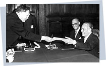 Anton Storch (links) und Gaetano Martino nach der Unterzeichnung des Abkommens über die Vermittlung italienischer Arbeitskräfte; Rechte: dpa