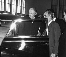 Ludwig Erhard betrachtet ein Automobil; Rechte: AKG-Images