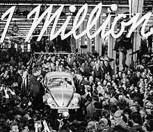 VW-Käfer und Mitarbeiter im Volkswagen-Werk im Mai 1955; Rechte: AKG-Images