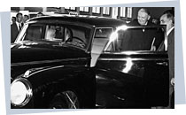 Ludwig Erhard betrachtet ein Automobil; Rechte: AKG-Images