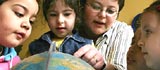 Kinder am Globus; Rechte: dpa